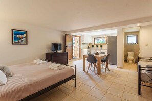 Iron/ironing board, WiFi, bed sheets