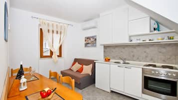 Appartement | Cuisine privée | Réfrigérateur, four, plaque de cuisson, bouilloire électrique