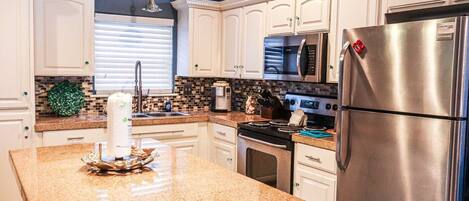 Condo, 2 chambres | Cuisine privée | Réfrigérateur, four à micro-ondes, un four, cafetiÚre-théiÚre