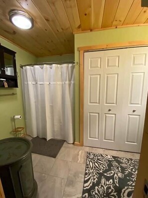 Combined shower/bathtub, hair dryer, towels, soap - Panoramic views•Endless relaxation! Blue Ridge Pky (Purlear)