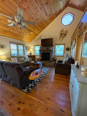 Smart-TV, Kamin, DVD-Player, Bücher