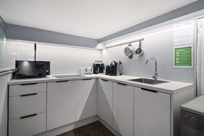 Frigorífico, microondas, lavavajillas y cafetera o tetera