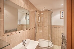 Cottage | Badkamer | Een douche, handdoeken