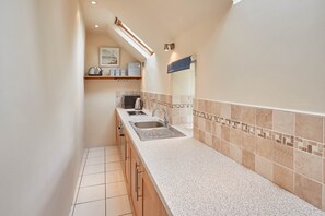 Cottage | Privékeuken | Een koelkast, een microgolfoven, een oven, een kookplaat