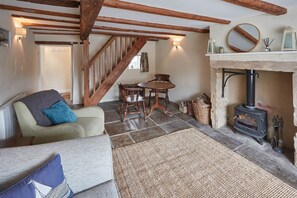 Cottage | Woonruimte | Een 32-inch flatscreentelevisie met digitale zenders en televisie