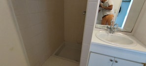 Doccia, asciugamani, sapone, carta igienica