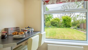 Una cocina con vista a un jardín desde la ventana.