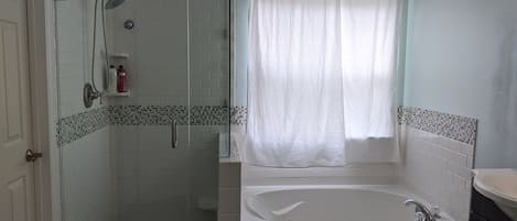 Combinazione doccia/vasca, asciugacapelli, asciugamani