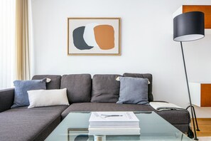 TV, stereo - Chic Mariahilf 1BR w/ Balcony, Elevator, near U4, U6, by Blueground (Vienna)