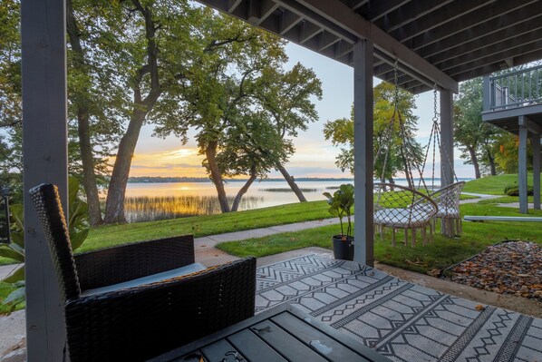 Terrace/patio - Spacious 4 bedroom on Lake Le Home Dieu (Alexandria)