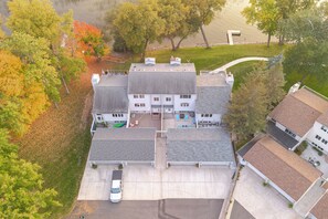 Un immeuble résidentiel à plusieurs étages, doté d’un garage, d’un patio couvert et d’une piscine.