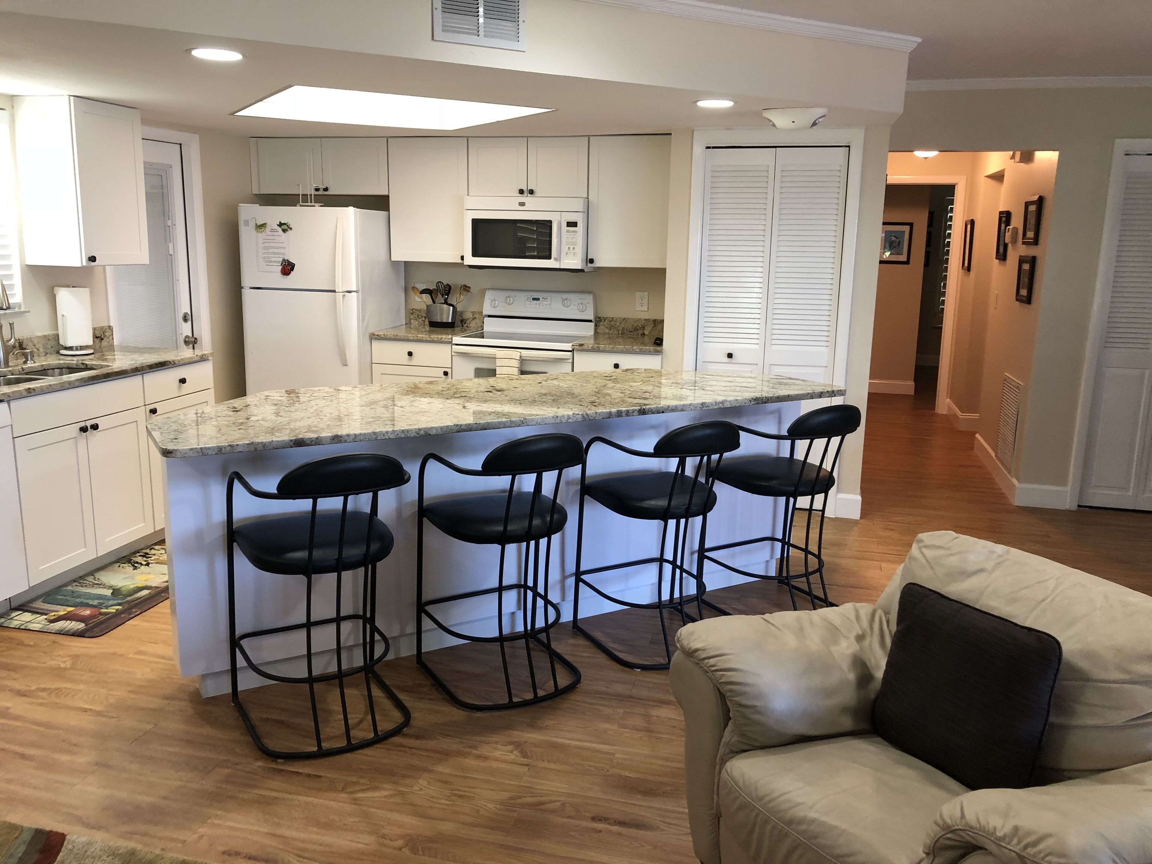 Deep Water Retreat, Dock, Heated Pool, Kayaks, Bikes, Close to all Hotspots!