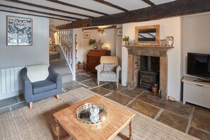 House | Living area | 32-inch flat-screen TV with digital channels, TV - Oakdene (Whitby)