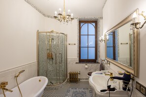 Ensemble baignoire-douche, séchoir à cheveux, serviettes fournies, savon