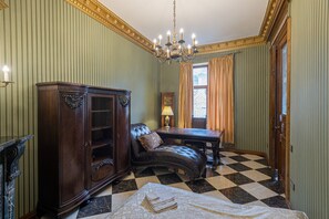 3 bedrooms, desk, iron/ironing board, travel crib