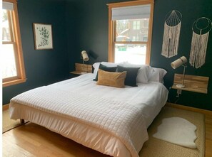 7 habitaciones, escritorio y tabla de planchar con plancha 