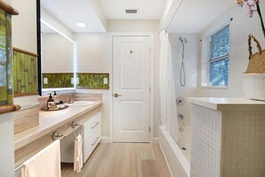 Een douche, een haardroger, handdoeken, zeep