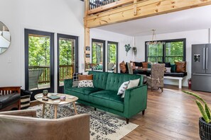 Smart TV, fireplace - Custom Modern Cabin next to Winery (Hendersonville)