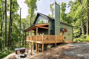 Exterior - Custom Modern Cabin next to Winery (Hendersonville)