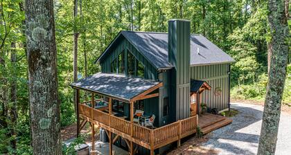 Custom-built Modern Cabin next to Winery, mountain views, pet friendly