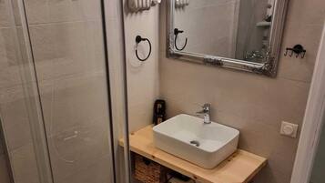 Design Apartment | Bathroom | Hair dryer, towels