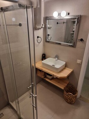 Apartamento de diseño | Baño | Secador de pelo y toallas