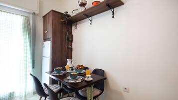 Design Apartment | Private kitchen | Full-size fridge, oven, stovetop, cookware/dishes/utensils