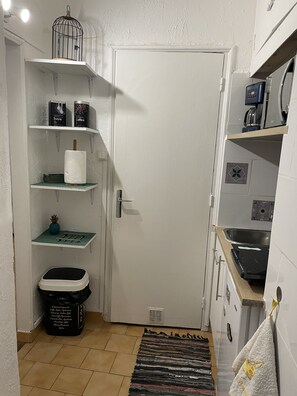 Jääkaappi, mikroaaltouuni, uuni, liesi