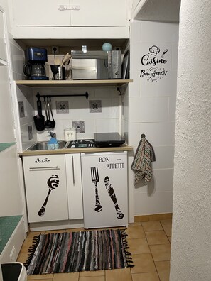 Kühlschrank, Mikrowelle, Ofen, Herdplatte
