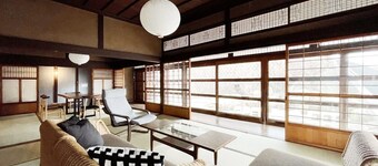 Vacation Villa facing ocean view with BBQ Grill Free Parking Space