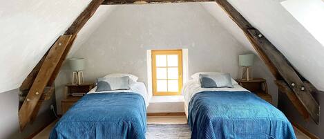 2 bedrooms, travel cot, free WiFi, bed sheets