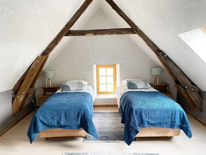 2 bedrooms, travel crib, free WiFi, bed sheets