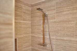 House | Bathroom | Combined shower/bathtub, towels - The Green (Whitby)