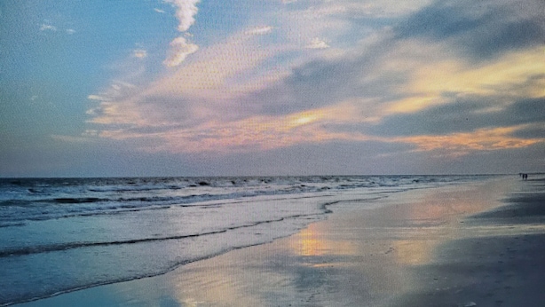 Una spiaggia con vista sull'oceano e sul cielo.