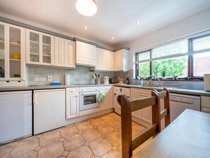 Microwave, oven, dishwasher, cookware/dishes/utensils - Stunning 3 BR Apt Leafy South Belfast with Lots Nearby - Pass the Keys (Belfast)