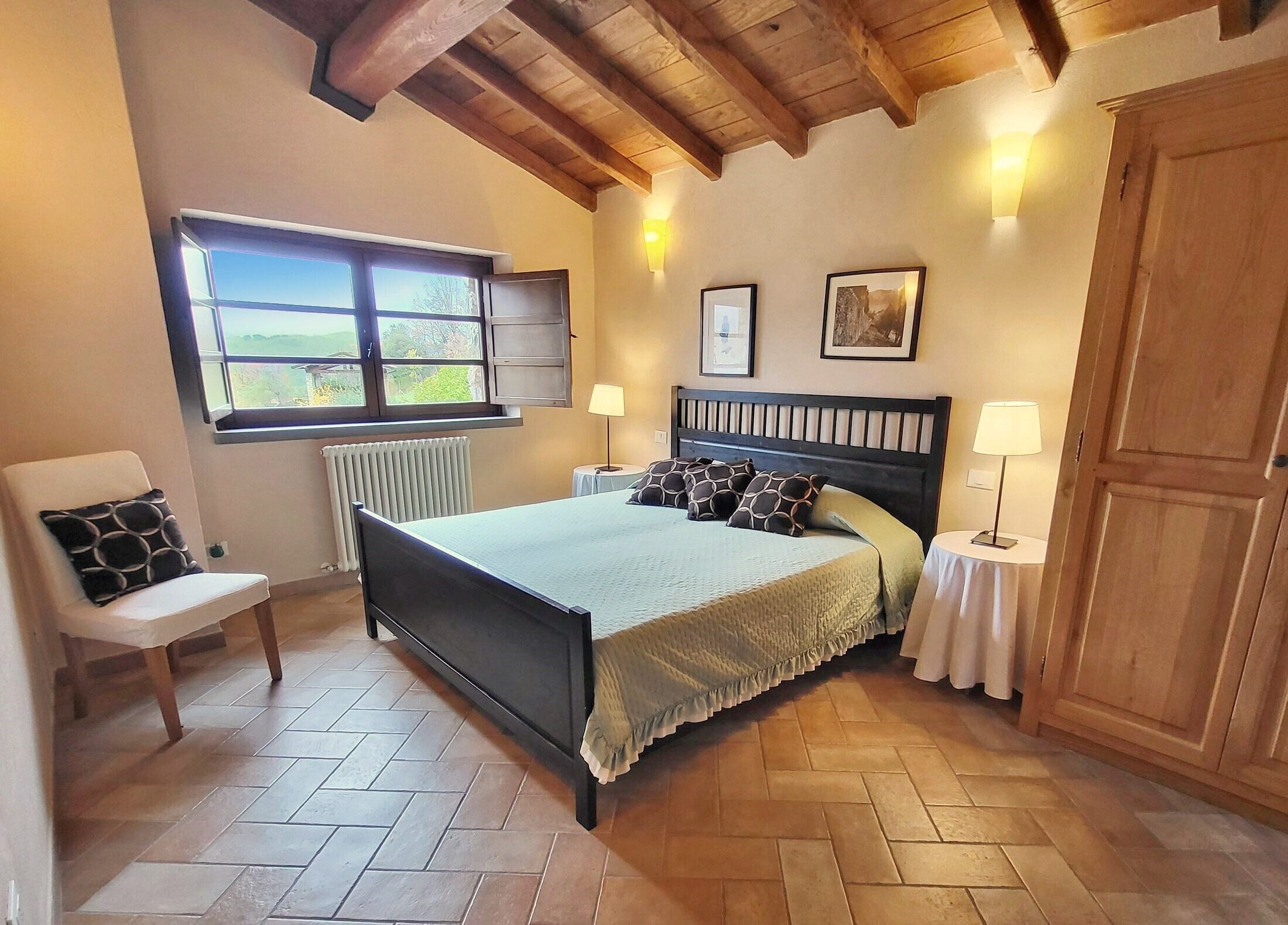 4 slaapkamers, een strijkplank/strijkijzer, reisbedje, gratis wifi