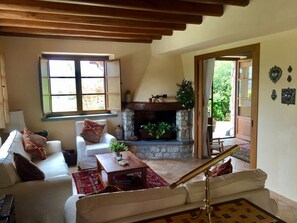 TV, peis, DVD-spiller og bøker