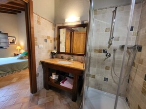 Vasca, asciugacapelli, asciugamani