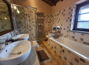 Baignoire, sĂšche-cheveux, serviettes fournies