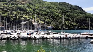 A marina with boats docked, surrounded by lush green hills. - VILLA MARIA by Design Studio (Bellano)