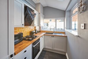 Rumah | Dapur pribadi | Lemari es, microwave, oven, dan kompor