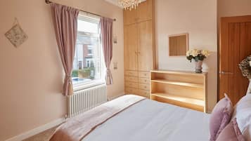 House | 2 bedrooms, individually decorated, individually furnished