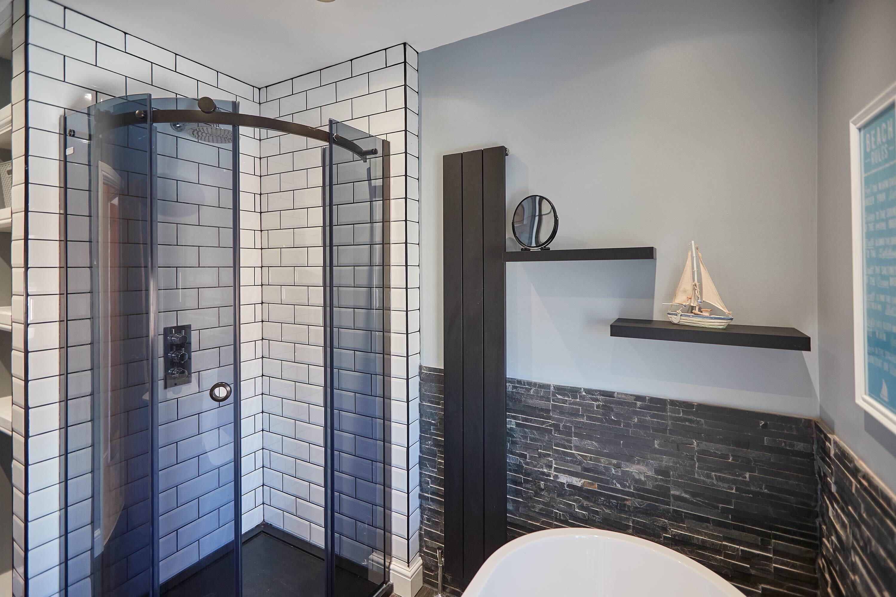 Maison | Salle de bain | Baignoire et douche séparées, serviettes fournies