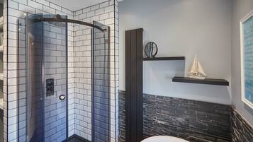 Maison | Salle de bain | Baignoire et douche séparées, serviettes fournies