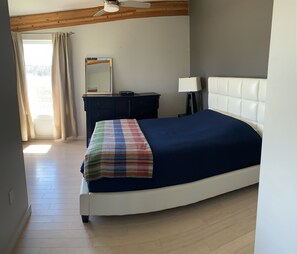 2 chambres, fer et planche à repasser, lit de bébé portatif