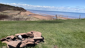 Una playa cerca, sillas reclinables de playa, toallas de playa