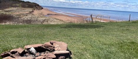 Plage à proximité, chaises longues, serviettes de plage