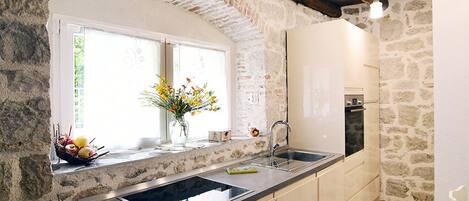 Kjøleskap, ovn, kokeplater og oppvaskmaskin