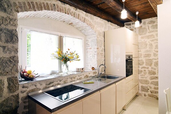 Kühlschrank, Ofen, Herdplatte, Geschirrspüler