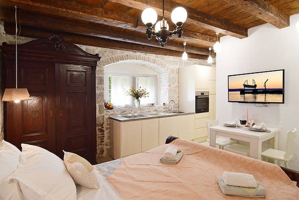 1 chambre, fer et planche à repasser, lit de bébé portatif